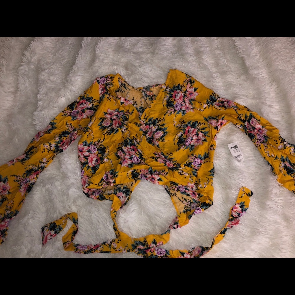 Come grab this floral crop top ‼️
